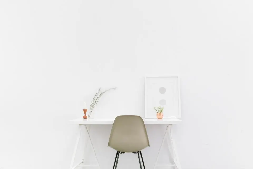 Schlichter, minimalistischer Schreibtisch aus Holz mit einem passenden Stuhl